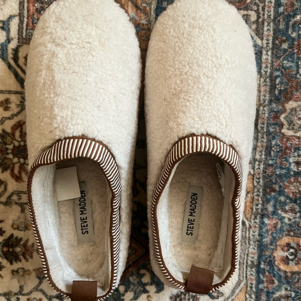 Steve Madden White Fleece Slippers with Brown Trim